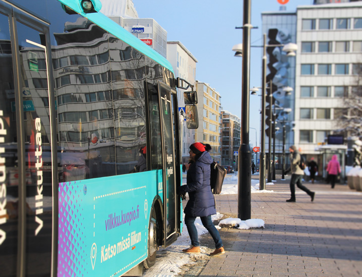 Matkustaja nousee bussiin