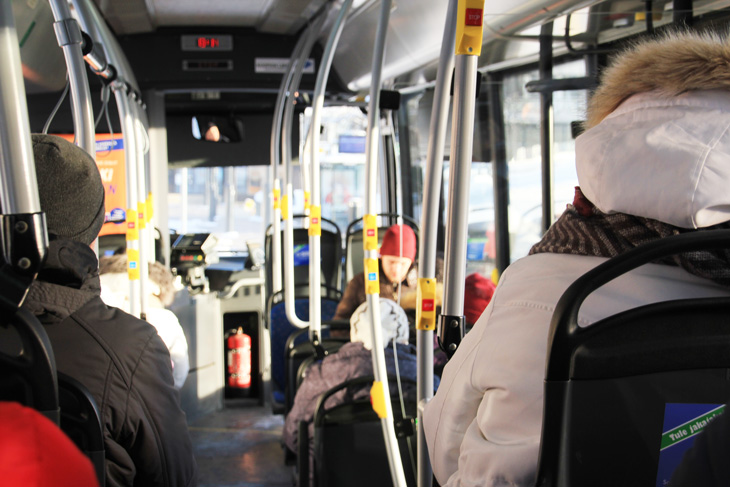 Matkustajia bussissa