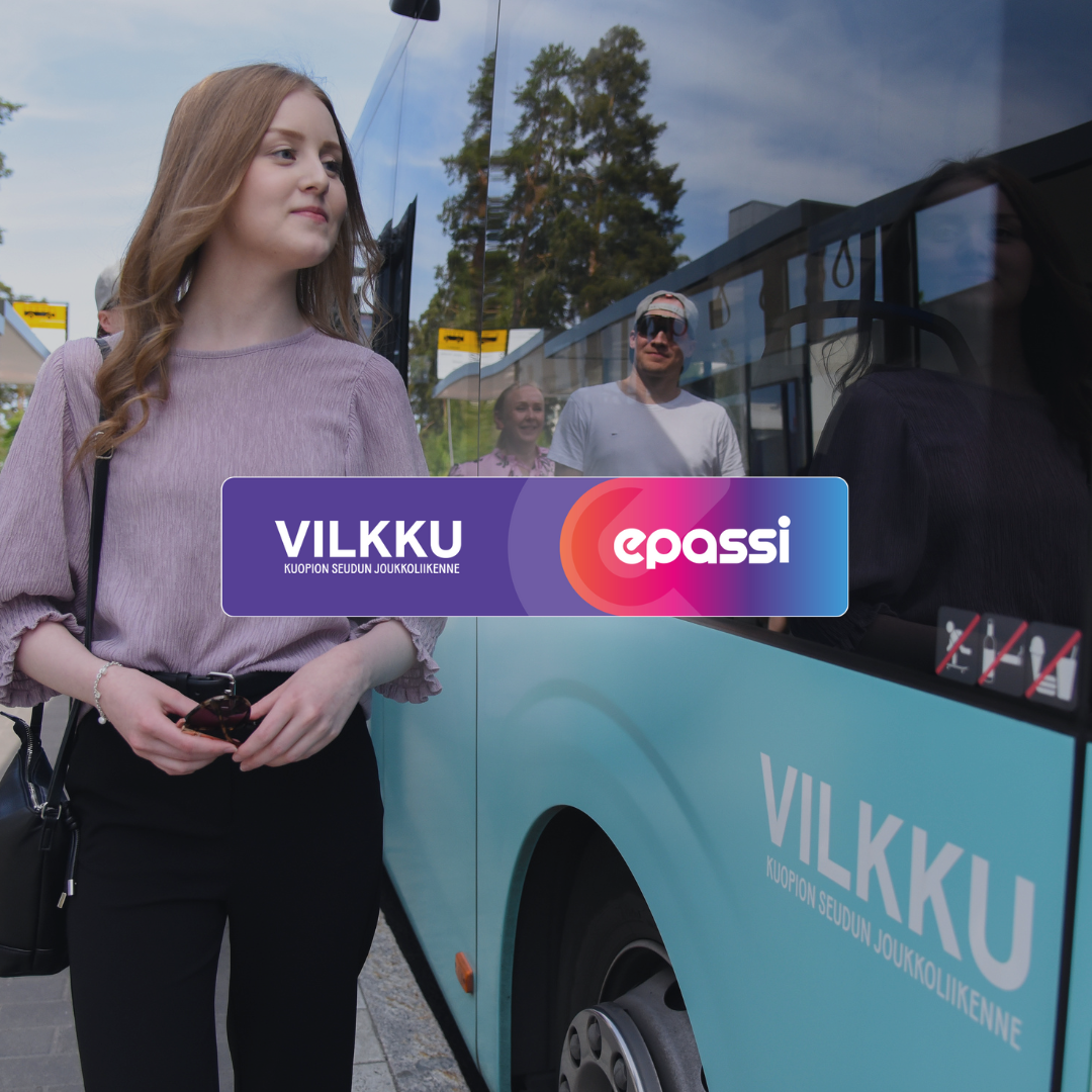 Kuvassa nainen nousemassa bussiin