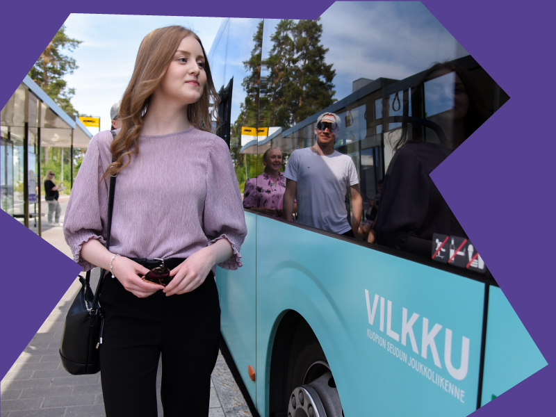 Kuvassa ihminen nousemassa bussiin