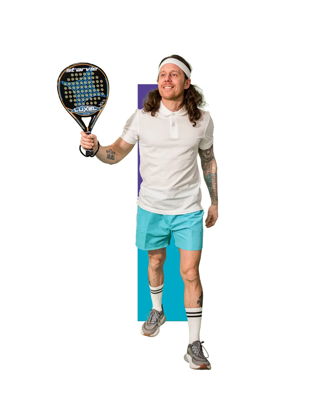 Kuvassa mies padel mailan kanssa